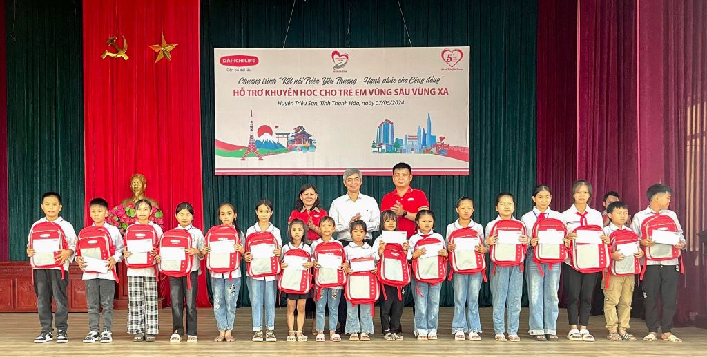 Dai-ichi Life Việt Nam trao quà khuyến học cho trẻ em vùng sâu vùng xa tại Tỉnh Thanh Hóa